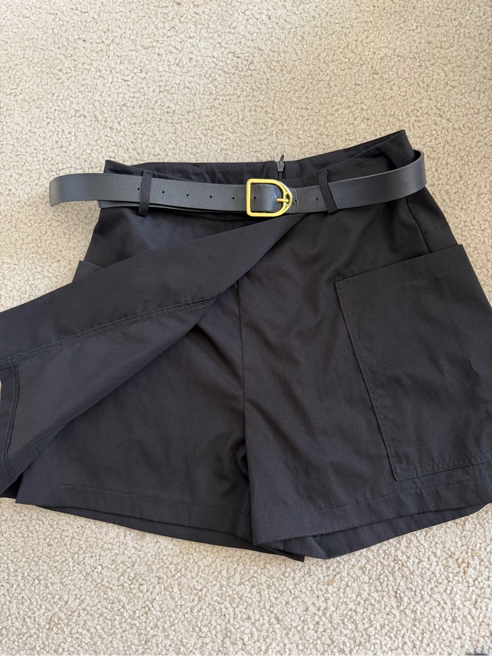 SHEIN Black High-Rise Pocket Shorts with Belt - Picture 2 of 3